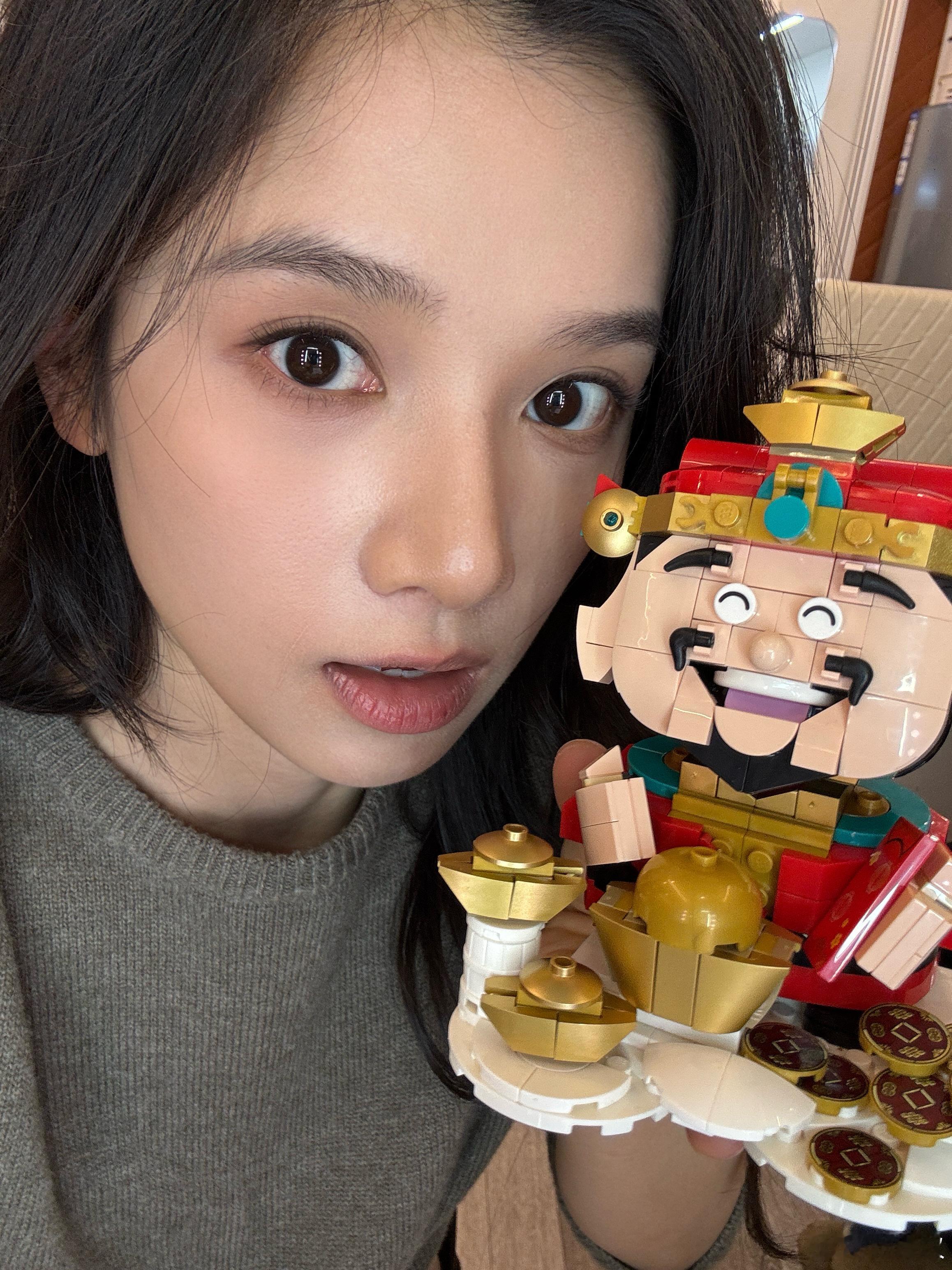 张婧仪这脸就得多自拍