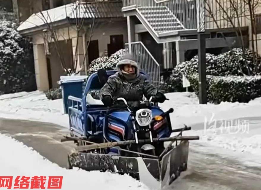 河南洛阳有下雪后在一处小区内，小区物业的工作人员上演一幕除雪场景。这里物业工