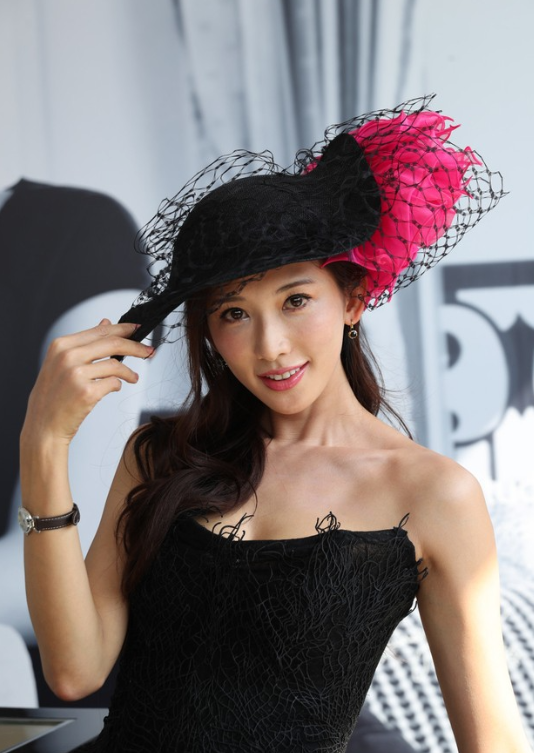 林志玲和童瑶参加浪琴活动，两人身穿小黑裙，贵妇打动，在活动现场尽显优雅。两人穿
