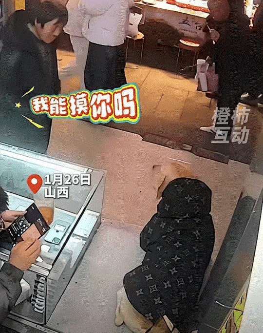 山西，一家手机店来了一位流浪汉大叔，他看着眼前的狗狗，忍不住上前摸了摸它，摸完后