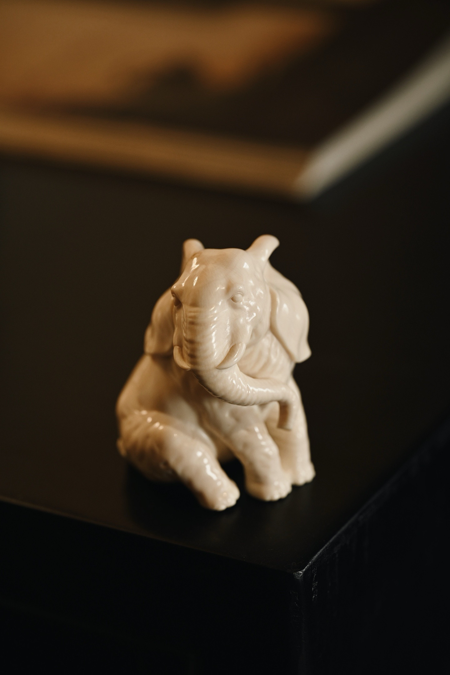 猛犸|福象整雕而成，质地温润如脂，光泽柔和，尽显古雅质感。雕刻福象呈蹲坐之姿