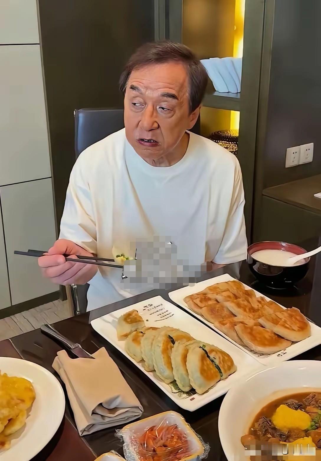 人都老了，70多了，喜欢吃什么就吃一点，幸福的体验第一！决不克扣自己成龙国际地位