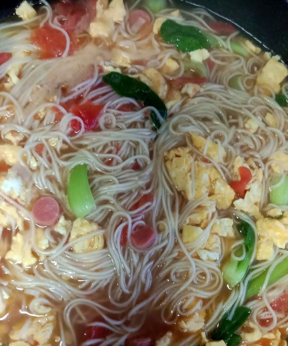 李妈妈牌宵夜，不能要求要多了。估计老式搪瓷脸盆能装的下一盆[笑着哭]你发现没，这