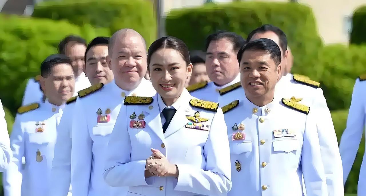 他信家族出手，在为佩通坦复职做最后的努力了。当地时间8月10日，据泰国媒体报道