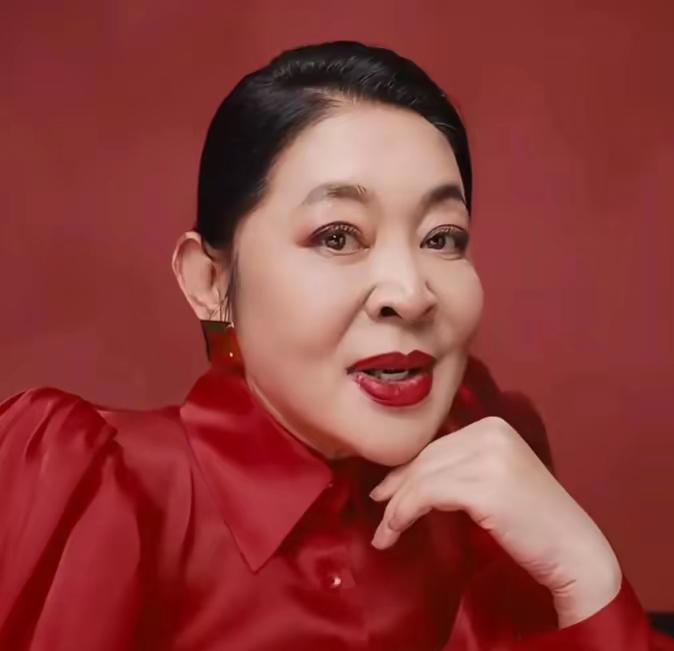 倪萍的脸这是又怎么了，前段时间减肥成功不是好很多了吗？现在看着也不胖啊，脸怎么看