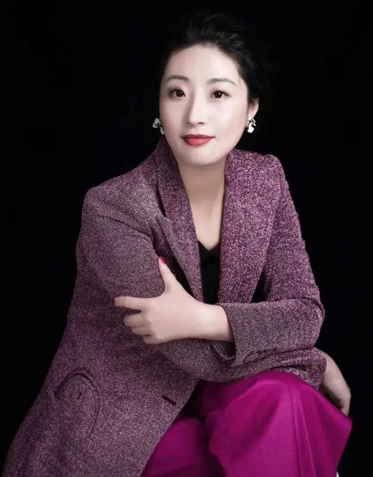 全网都在替她操心？大可不必！自从哈哈家爆出了海外三个子女和国内的长公主打官司争