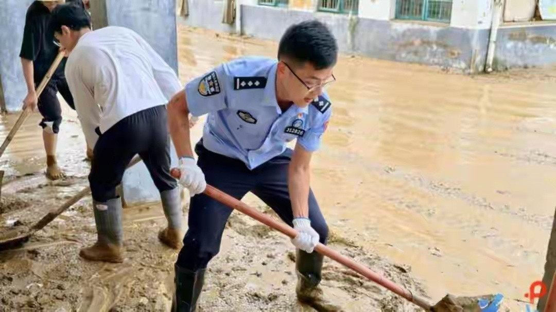 上海两高考生对家人撒谎去无锡玩，实际偷偷去广西抗洪，结果央视新华社都转发，家长傻