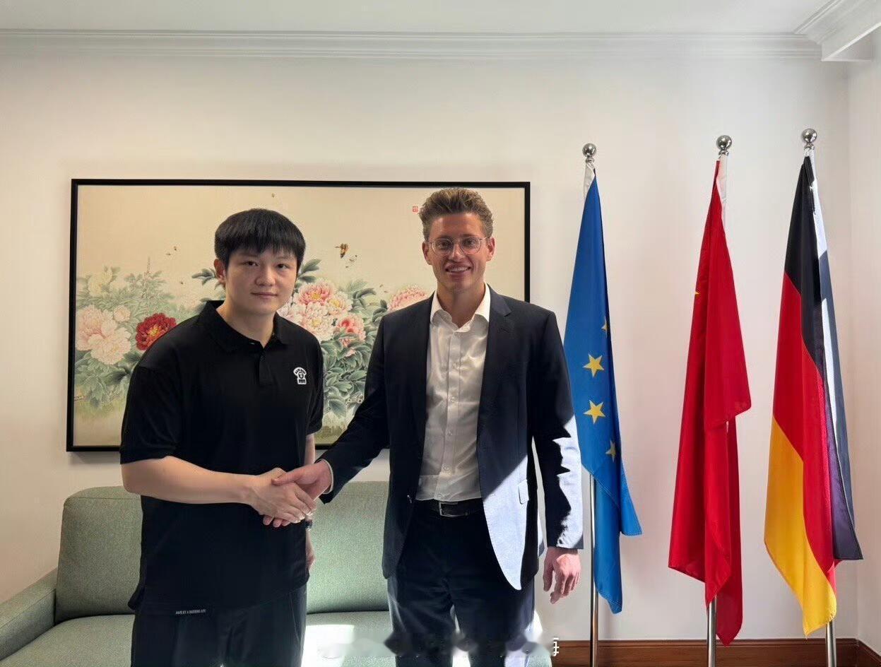 这是小胖，我个乖乖，太宝贝了！佩服，感谢这么多人支持，之前官宣加盟德甲时候，德