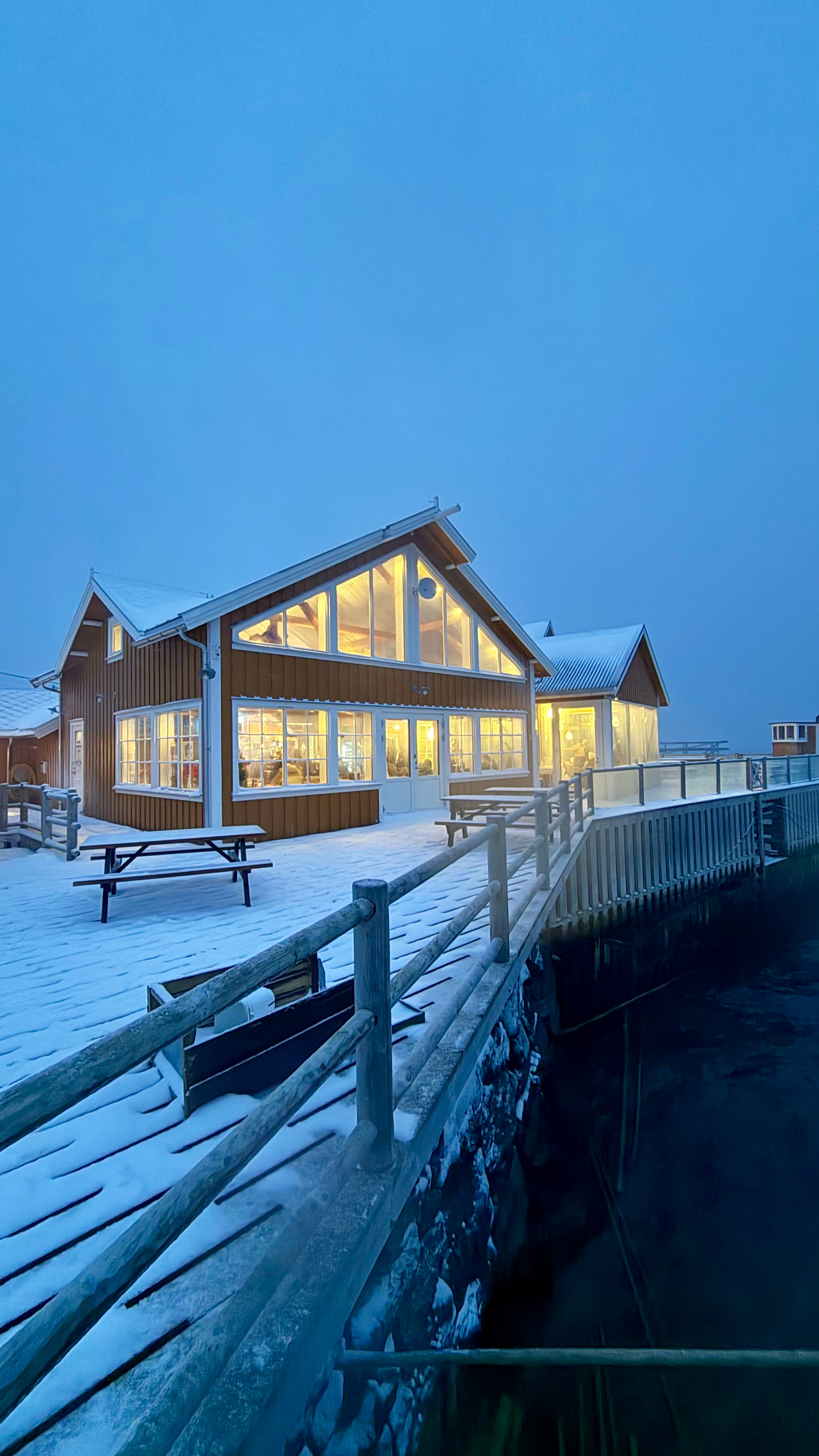 在罗讷的知名海边餐厅，就着雪色喝一碗鳕鱼三文鱼浓汤，咬一口三文鱼鳕鱼鲜虾堡。虽然
