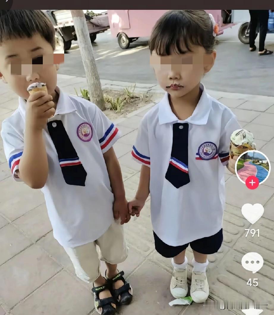 我真的哭死。两个孩子原本是有机会逃出来的，发小拿刀捅妈妈的时候，妈妈让孩子们快跑