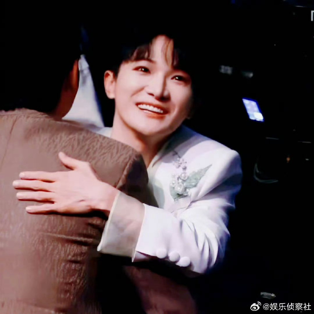 周深鞠躬送马东下台💫阅文IP盛典这幕真的戳到我!周深拍完合照就不停鞠躬送马东老