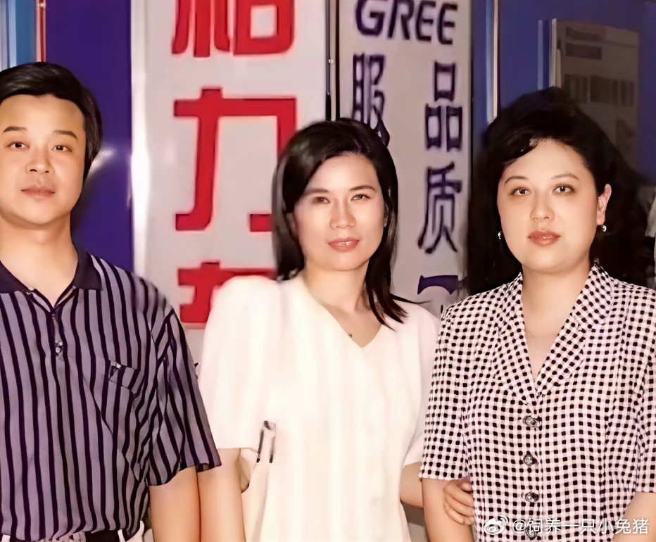 年轻时的董明珠在格力电器活动上与同事们的留影。她的一生完全可以称得上是辉煌​​