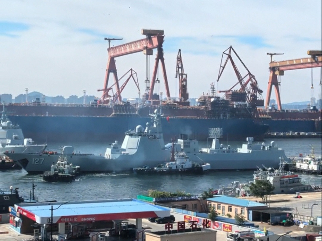 新批次052D，127舰归建[鼓掌]今年是海军舰艇服役大年，有巨量的各型海军舰