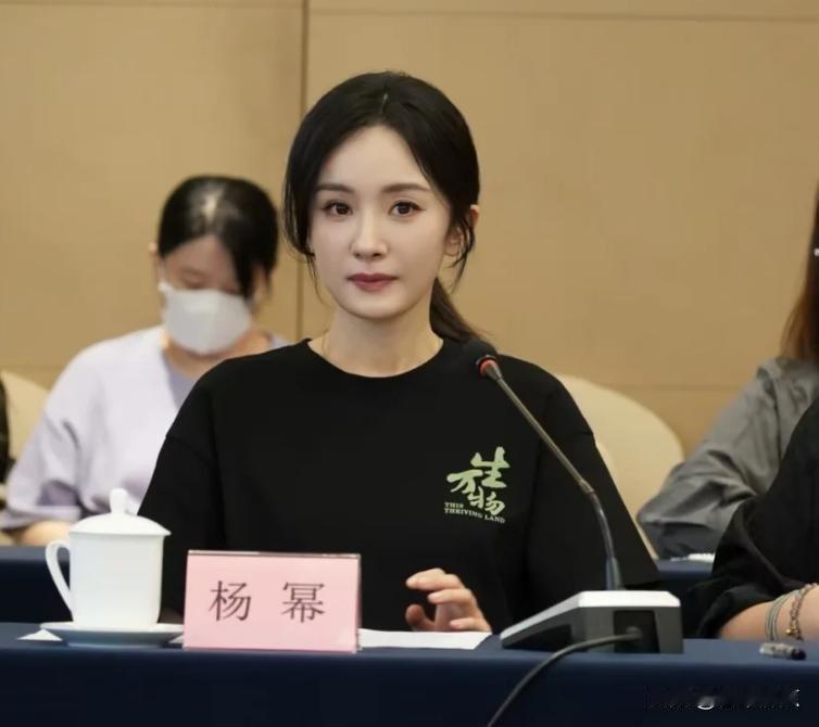 杨幂当上中国视协副会长了，这事其实没网上说的那么玄乎。不是什么逆袭爽文，也不是流