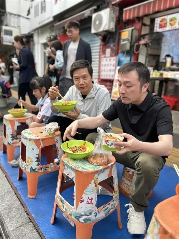 笑死。网友评论：雷军啥都学的惟妙惟肖，就是忘了黄仁勋的精髓：给当时在场的所有人买