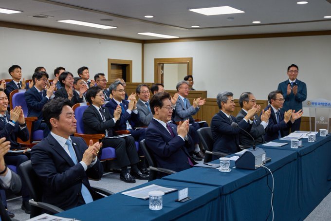 烽火问鼎计划韩国🇰🇷总统李在明发文：“热烈祝贺极超音速导弹试射成功。”（全
