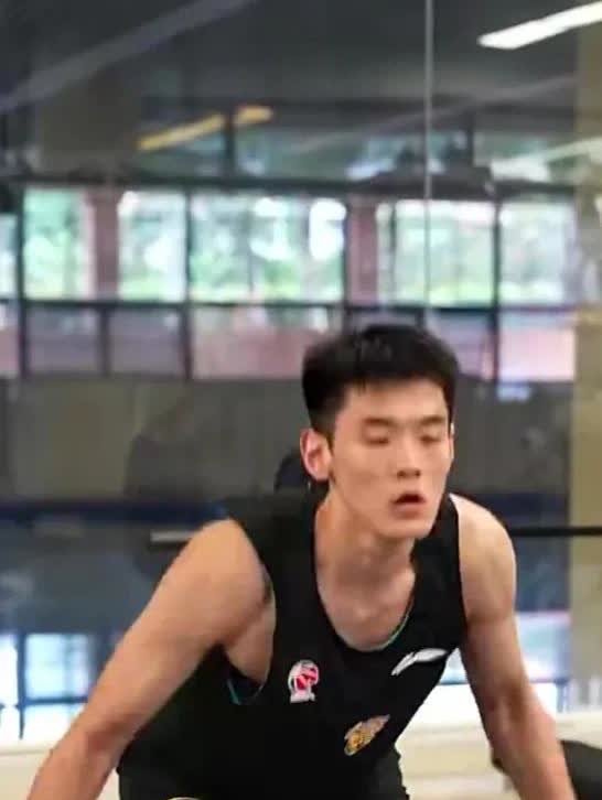 广东宏远年轻队员挥汗如雨的力量训练确定升一队的杨溢陈家政王洪泽章