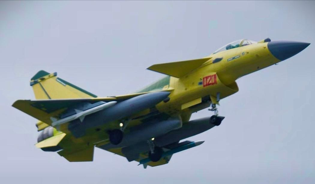 又看到一架新编好的黄皮歼十C，机身编号0201。和之前的204、205、206那