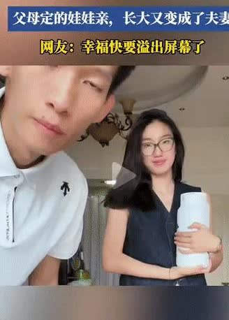 这就是天注定的缘分吧!内蒙古，男子在网上晒出自己与女友小时候的对比照，一