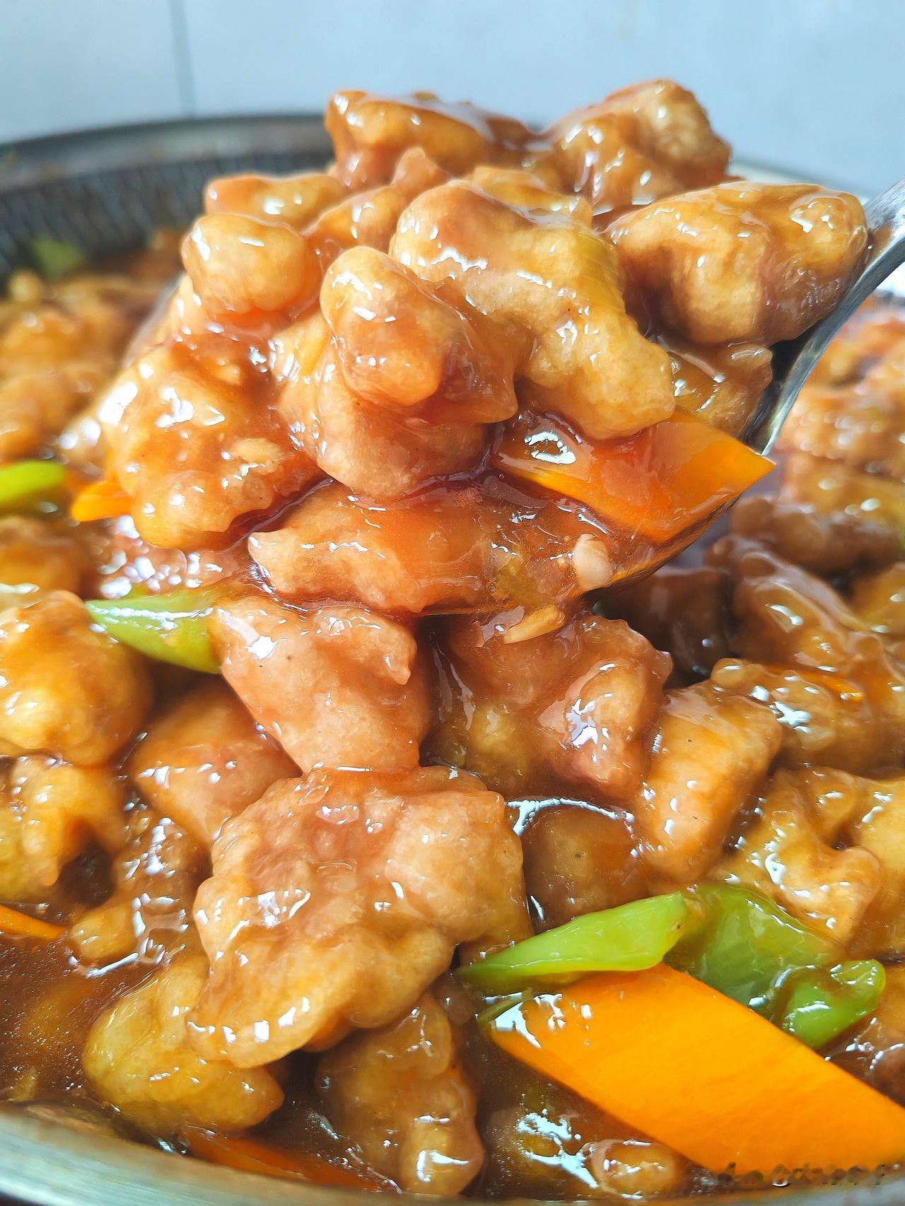 最近老人的餐食也算丰富起来，每天跟着我们的盒饭品种来吃饭。早餐依旧是现榨豆浆或者