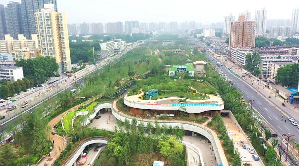 百联奥莱钻进西安公园地下，这步棋走得通吗西安商业迎来新动向。千亿级国企百