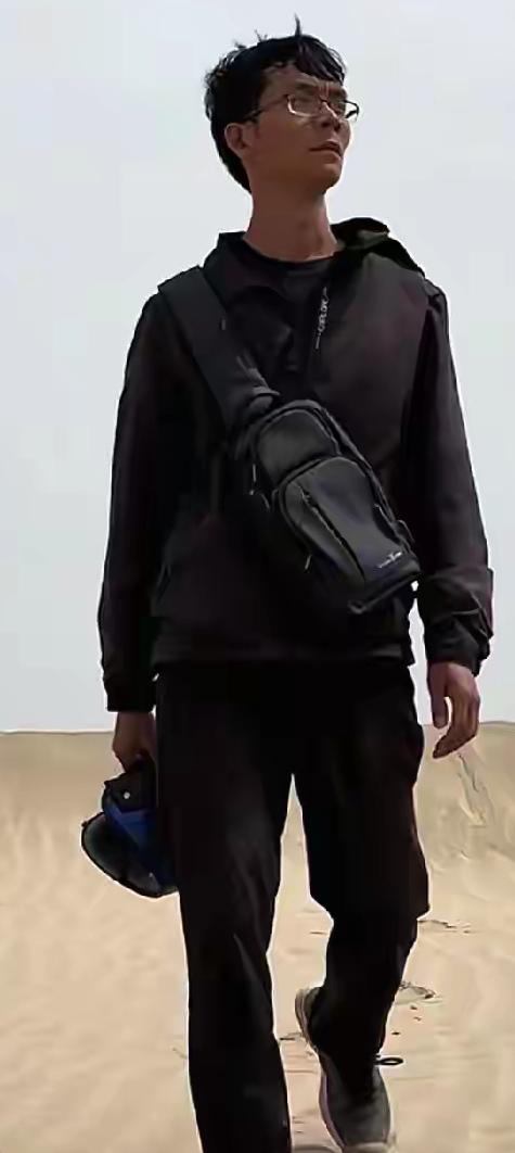 唐尚珺很会营销自己唐尚珺作为一个高考钉子户，成为网红，但自从他被华南师大收录后