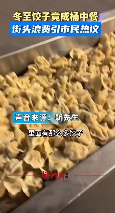 “解释不清了！”近日，河南一男子在郊区散步时，突然发现不远处一处洼地里，竟然堆满