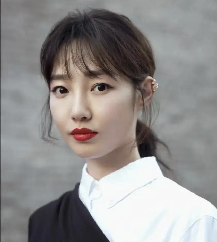 白百何这人真是挺搞笑，那条语焉不详的微博不是你发的？现在又说都是网友们在