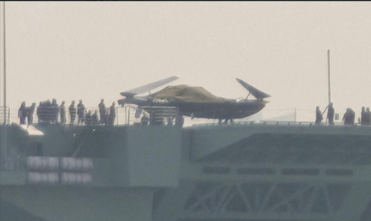 076首舰甲板上搭载疑似“GJ-21”无人作战飞行器模型。这是“GJ-21
