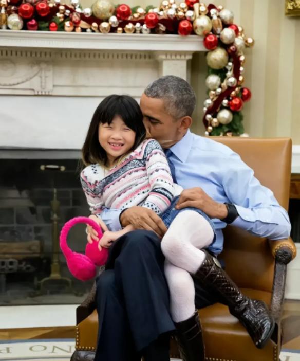 2015年，时任美国总统的奥巴马在白宫办公室内，把一名有中国血统的小女孩横抱在怀