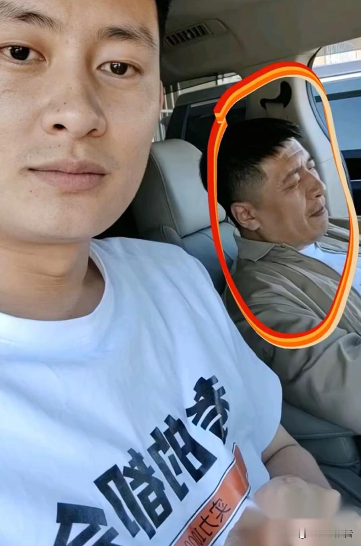 别信什么“老板最轻松”的鬼话。看看张雪峰最后那张合影，眼袋快掉到下巴，脸色