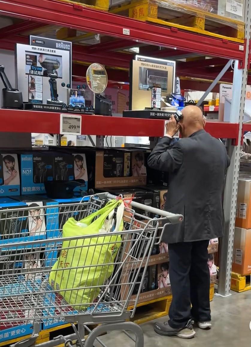 4月11日，上海山姆会员商店内剃须刀展示区，一名大爷拿起展用的剃须刀，直接剃起头