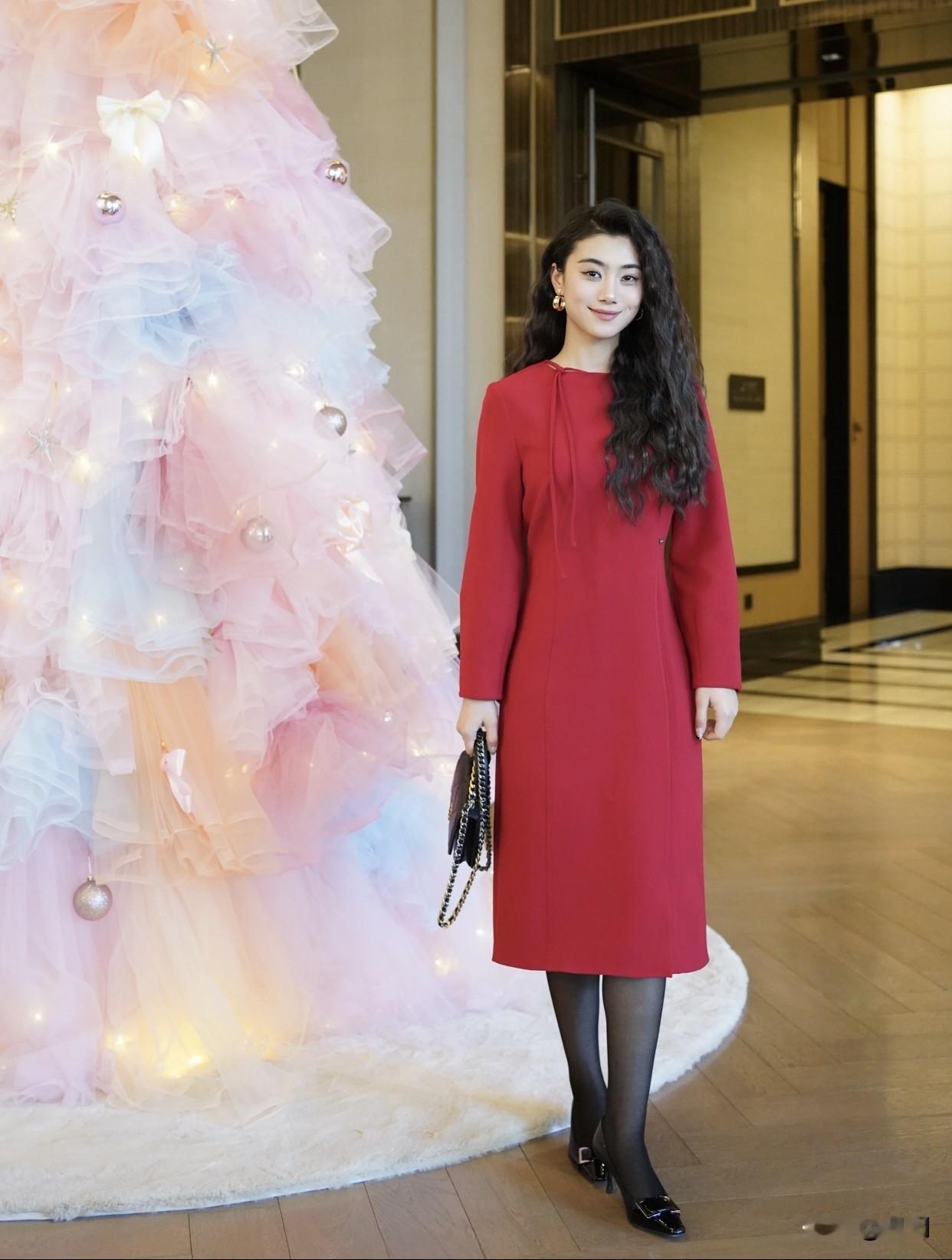 姿势方面，道具能助力摆出多样造型。比如捧本红色书，侧身对镜头，回头看镜头，将书捧