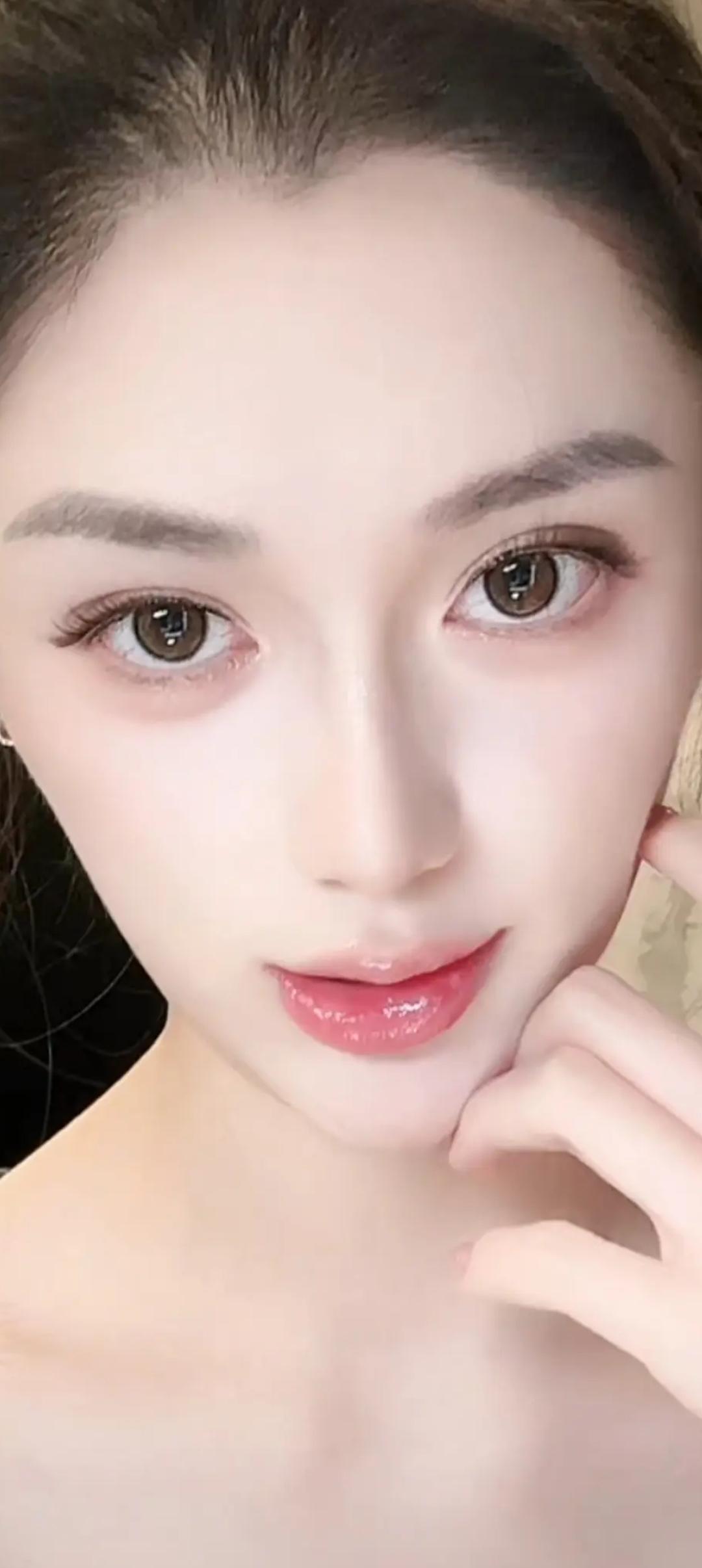 这位美女在自拍呢！