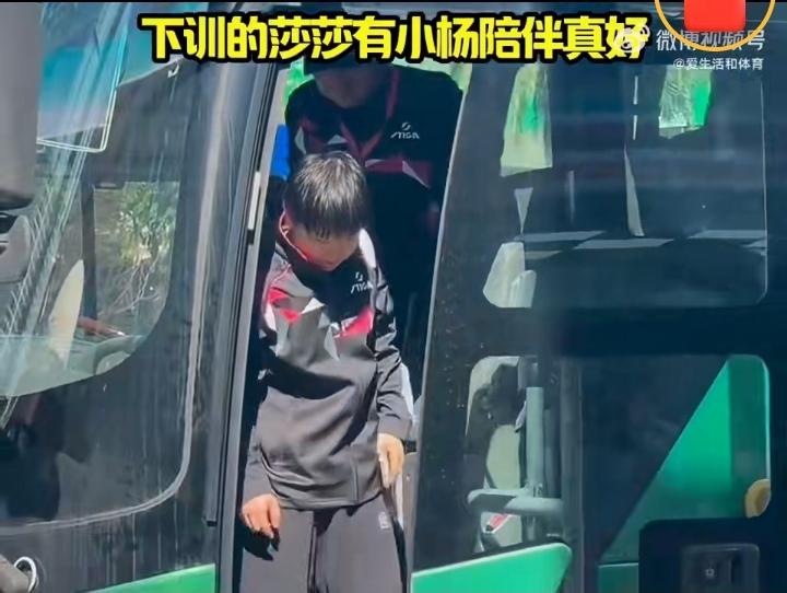 孙颖莎全运会日常！——启蒙恩师杨广弟全程陪伴，寸步不离[赞]！昨天下午在澳门