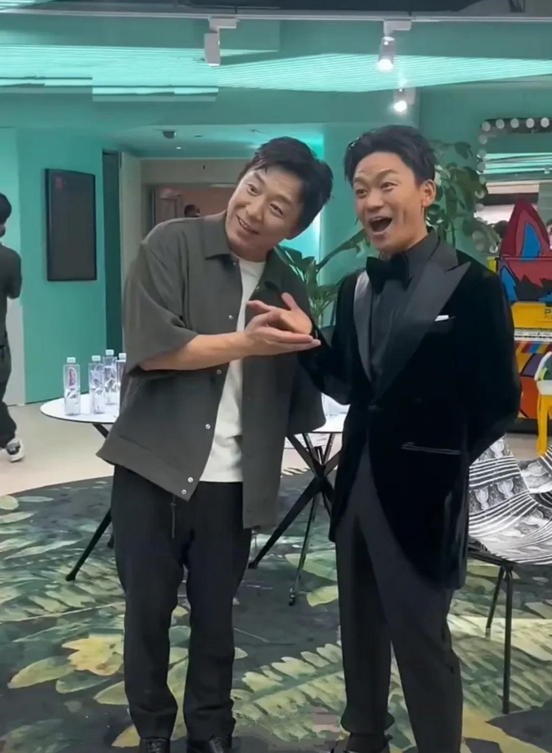 内地票房保证的两位最红男星黄渤和王宝强一起在上海电影节同框，两人都是顶流男星，演