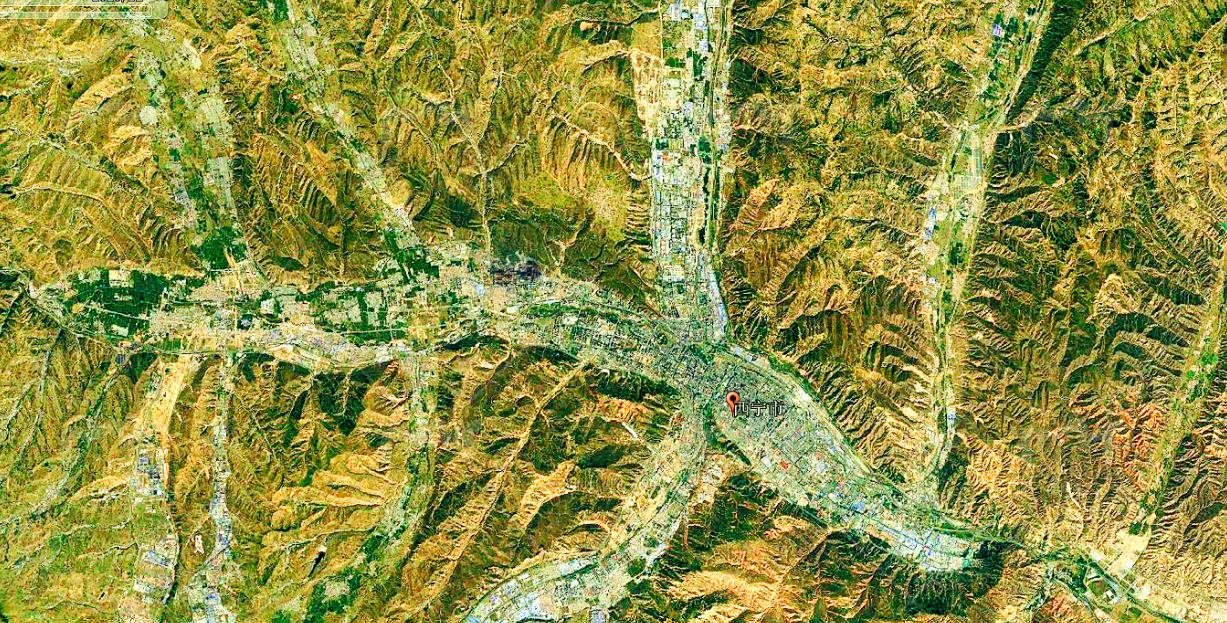 西宁的地貌太奇特了！整个城市躺在湟水谷地和众多山谷之中，建筑在群山掩映的谷底匍匐