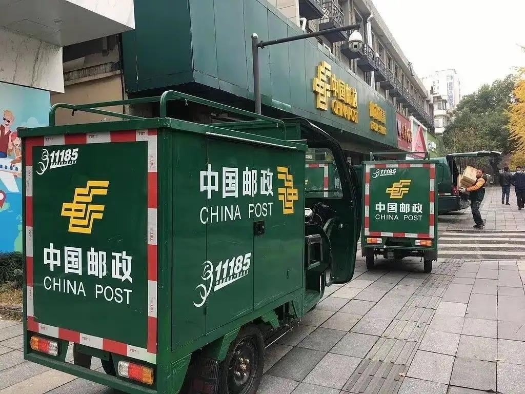 送错一件快递，赔上一条人命。17日傍晚苏州城区，快递员小李在一次投递任务当中