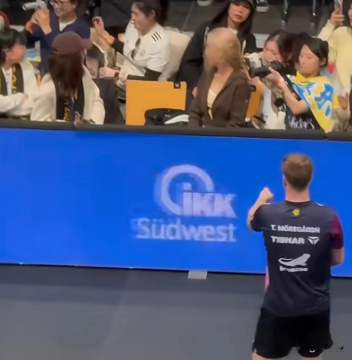 莫雷加德也是活宝！昨天比赛结束后，他主动要过看台上樊振东的大头照，在赛场上走动