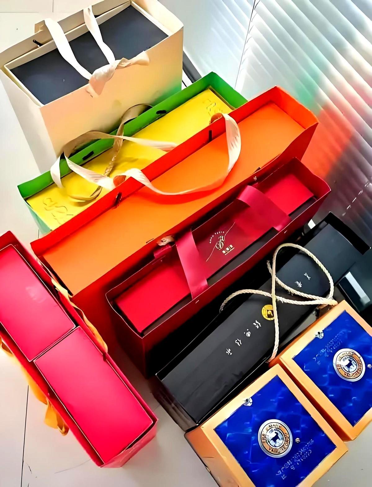 马上中秋节了，儿子今天去给亲家送节礼。礼品是儿子去超市买的，有烟有酒有茶叶，有