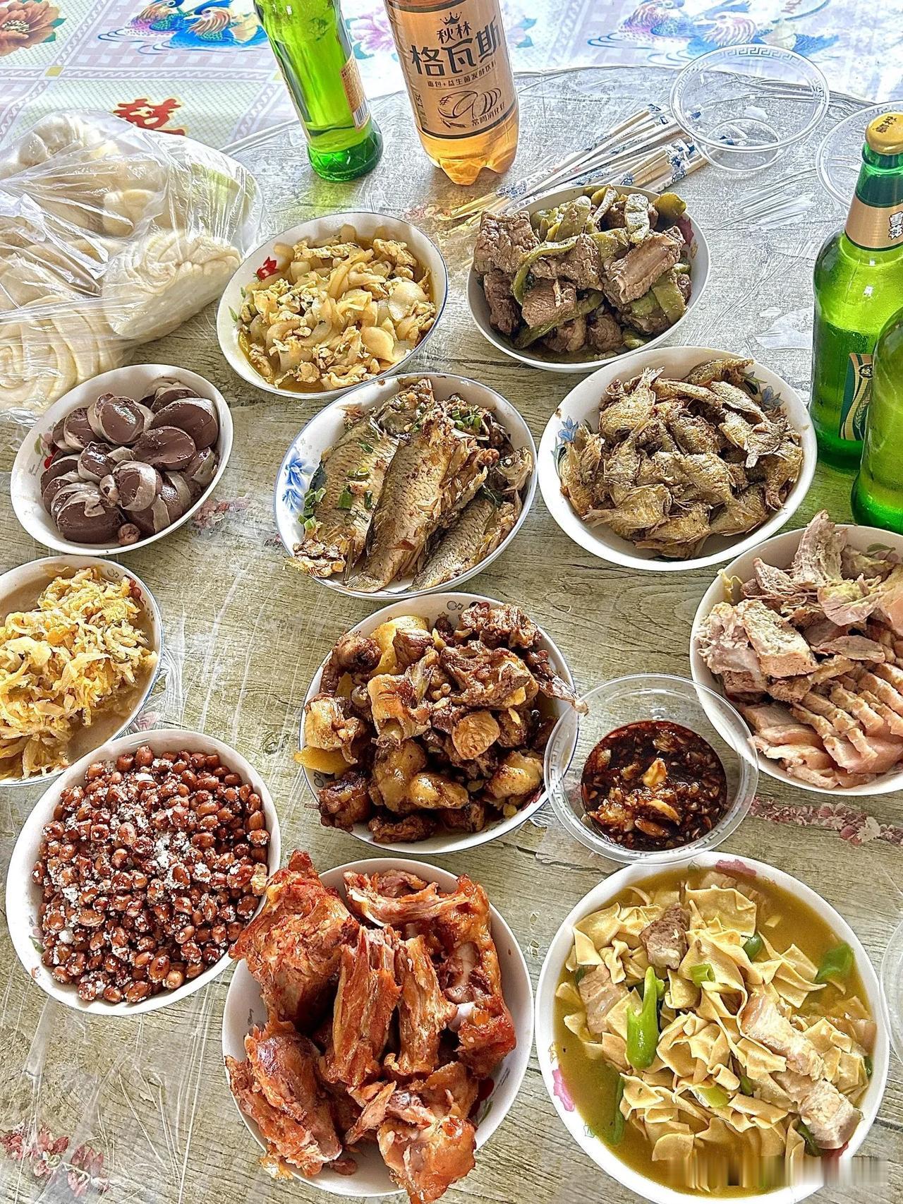 假期日记｜东北人才懂这桌的含金量！豆角炖排骨呼肉脊骨血肠酸菜鸡蛋炒黄