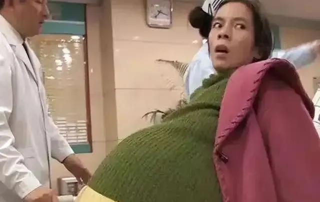 2007年，广东湛江，27岁女子怀着10个月的大肚子，在丈夫和婆婆的陪伴下到医院