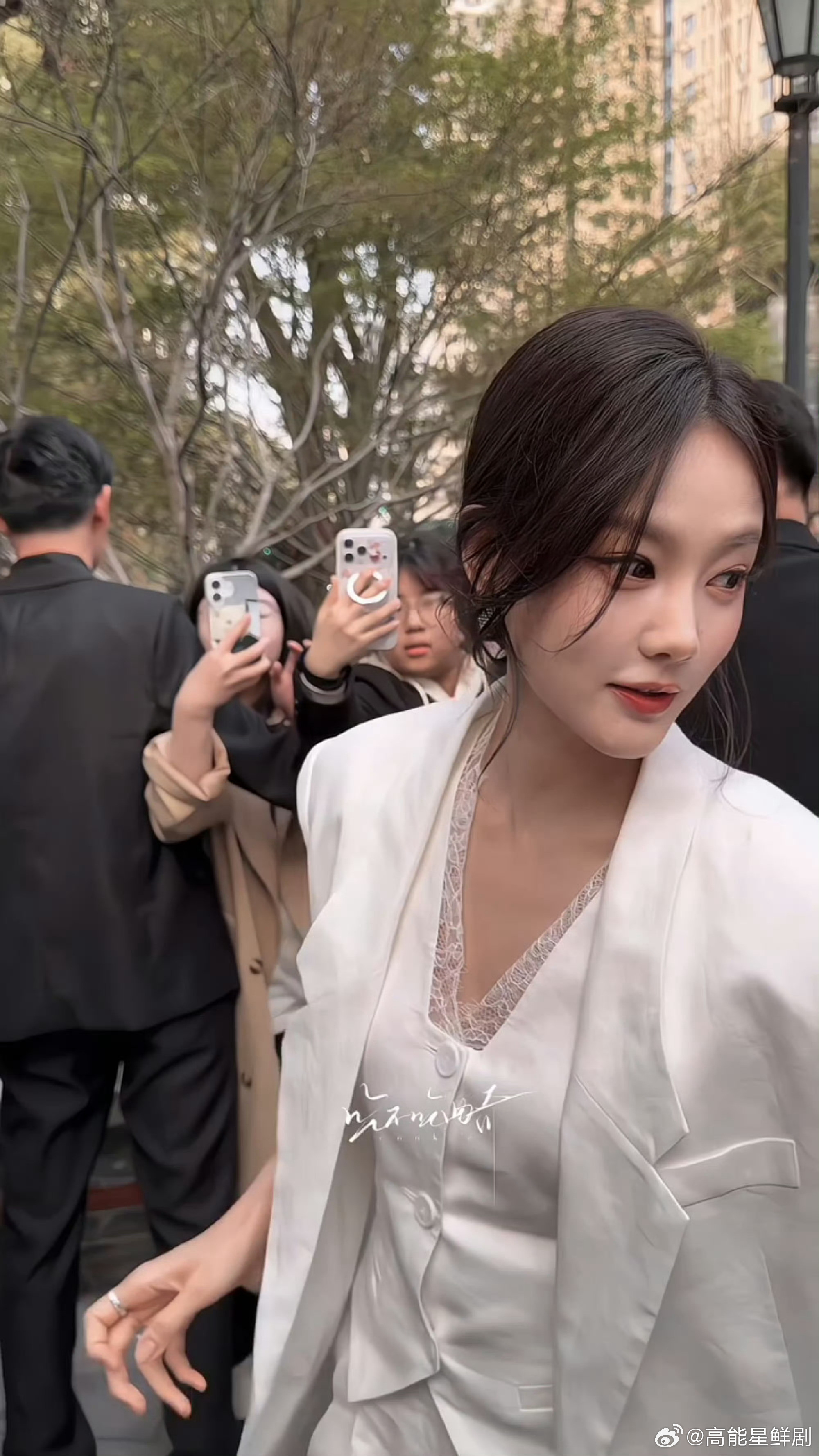 谁把李一桐挤成这样了李一桐被挤成这样了是谁把我们一桐挤成这样啦！表情管理逐渐消失