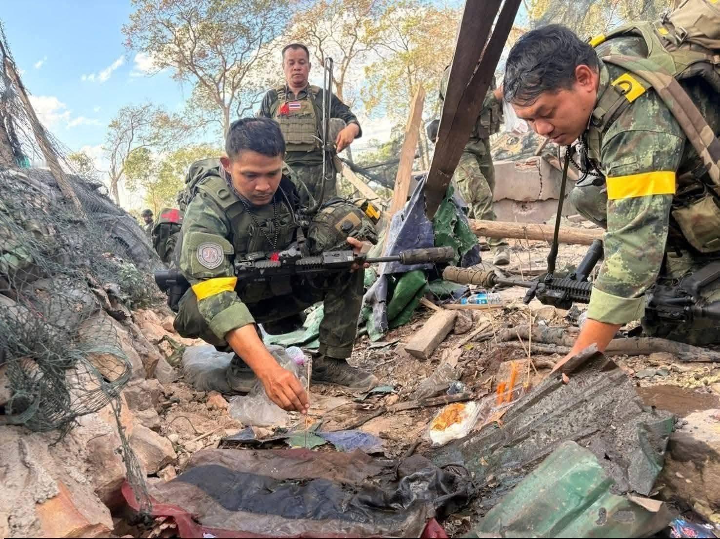 第二军区在22日邀请两位高僧到夺取的350高地上在之前阵亡两名官兵的地点做法为他