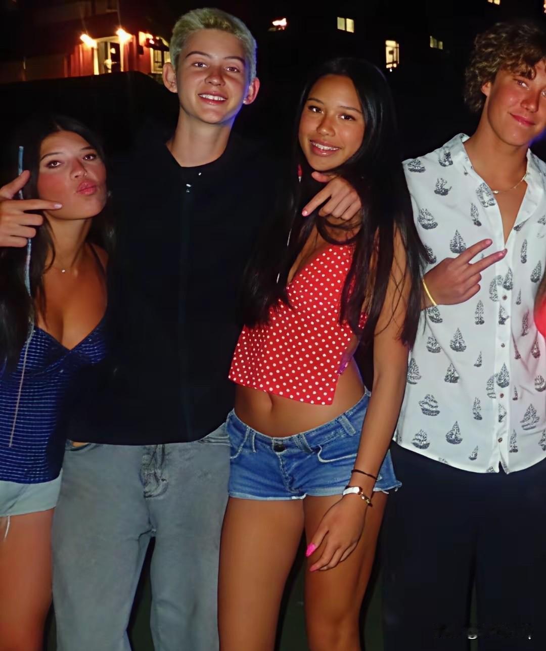 张庭女儿现在完全就是亚裔脸，打扮很欧美辣妹风。虽然她的颜值在星二代中并不高，但能