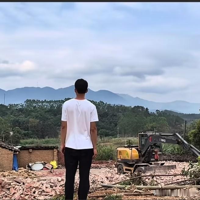 说拆就拆！唐尚珺推倒了家里30年的红砖房，准备花40万给老母亲盖一座新房。