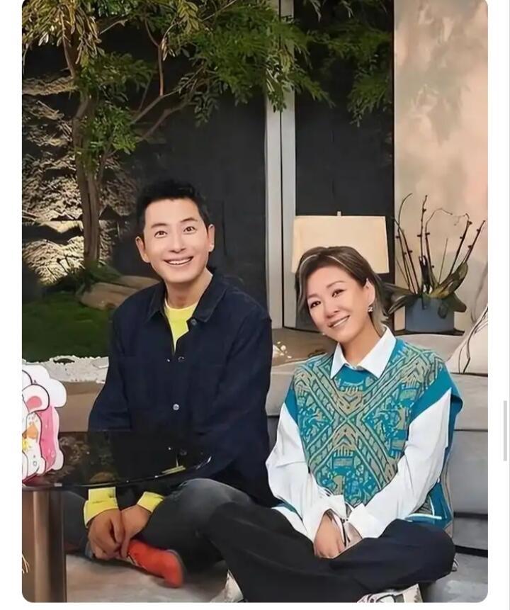 李静：“说你知道我为什么跟戴军搭档27年吗？因为我记忆不好，他笑话讲到第八遍我都