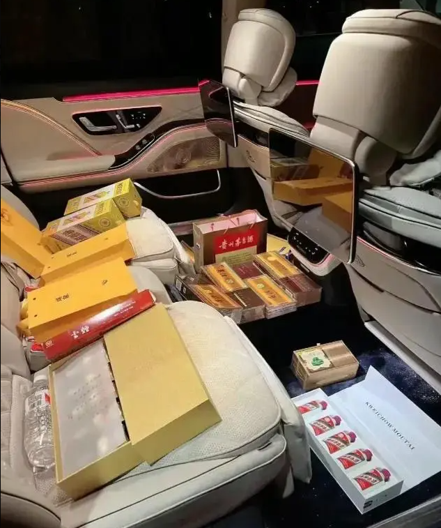 还骚的慌，看这个摆法，有钱但不多