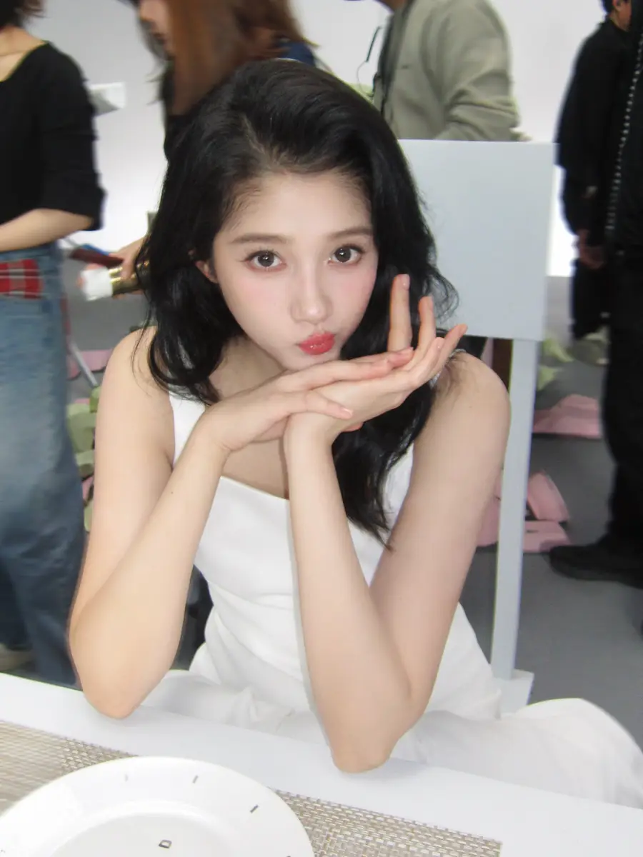 关晓彤穿白色连衣裙托腮拍照清纯乖巧俏皮可爱