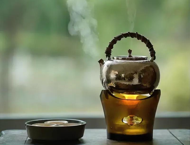 老伴儿退休三个月了，每天宅在家里哪里也不肯去。亲戚朋友都劝他继续去工作。